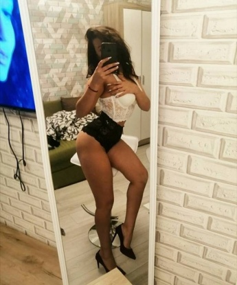 🌹 У меня есть все для того, чтобы увлечь тебя в мир страсти и нежности. Живу в Москве и мои услуги доступны для истинных ценителей наслаждений. 🌃 Моя красивая фигура и неподдельная страсть не оставят тебя равнодушным. Быть со мной - это погружение в океан блаженства, которое будешь вспоминать с улыбкой. В моих отзывах есть только самые теплые слова их довольных клиентов. 🥰 Со мной встреча будто встреча с давней знакомой, с которой можно расслабиться и насладиться каждой минутой. 😉 С нетерпением жду встречи и готова подарить тебе незабываемые мгновения удовольствия! 💋 💋💋 Марина